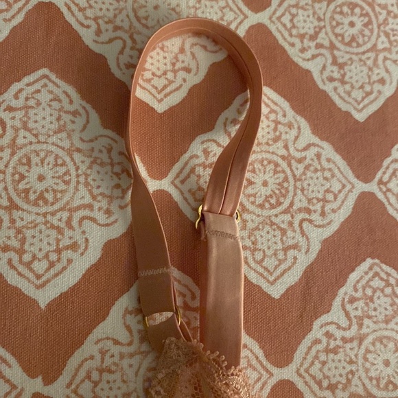 Chantelle pink peachy lace underwire bra size 32 D like new - Picture 4 of 9